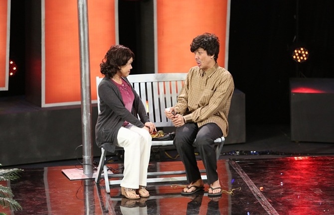 Hội ngộ danh hài: Anh Đức làm gái bán hoa quấy rối Trấn Thành, Việt Hương